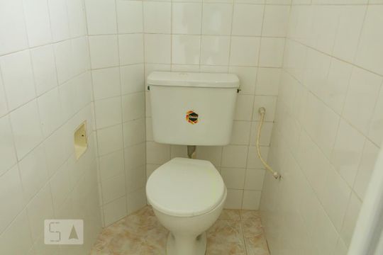 banheiro de serviço de apartamento para alugar com 2 quartos, 62m² em Grajau, Rio de Janeiro