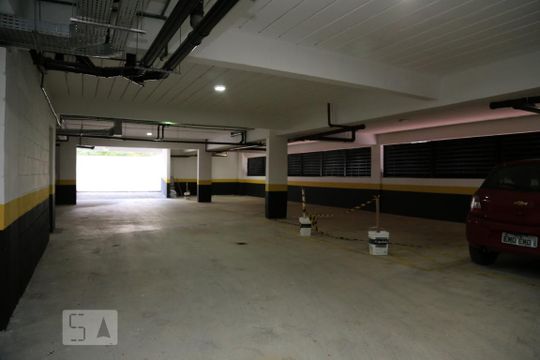 Garagem de apartamento para alugar com 2 quartos, 140m² em Parque Assunção, Taboão da Serra