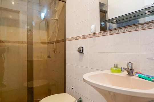 Banheiro suíte 01 de casa de condomínio à venda com 3 quartos, 100m² em Vila Fernandes, São Paulo