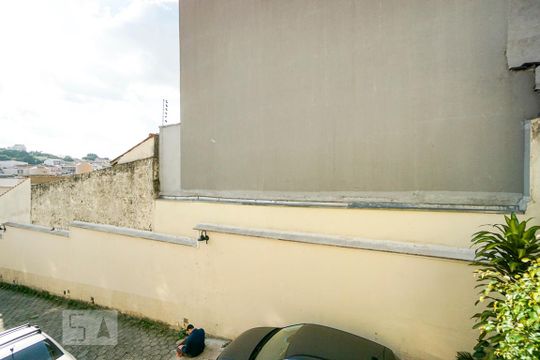 Vista quarto suíte 01 de casa de condomínio para alugar com 3 quartos, 100m² em Vila Fernandes, São Paulo