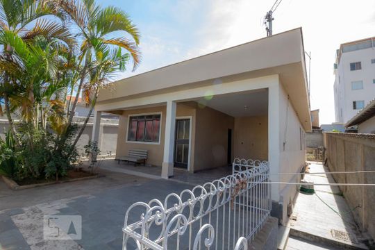 Fachada de casa para alugar com 3 quartos, 185m² em Santa Monica, Belo Horizonte
