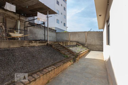 Quintal de casa para alugar com 3 quartos, 185m² em Santa Monica, Belo Horizonte