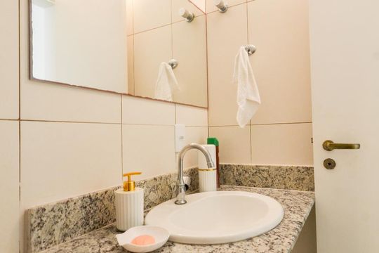 Lavabo de casa de condomínio para alugar com 2 quartos, 130m² em Patamares, Salvador