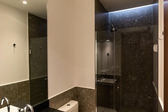 Banheiro de kitnet/studio à venda com 1 quarto, 34m² em Pinheiros, São Paulo
