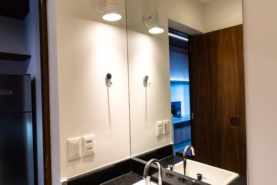 Banheiro de kitnet/studio à venda com 1 quarto, 34m² em Pinheiros, São Paulo