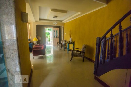 Sala de casa de condomínio à venda com 3 quartos, 380m² em Freguesia de Jacarepaguá, Rio de Janeiro