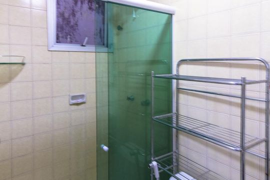 Banheiro de apartamento à venda com 2 quartos, 58m² em Itanhangá, Rio de Janeiro