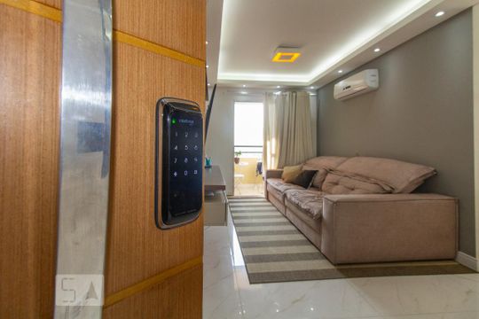 Detalhe fechadura eletrônica de apartamento para alugar com 2 quartos, 60m² em Tatuapé, São Paulo