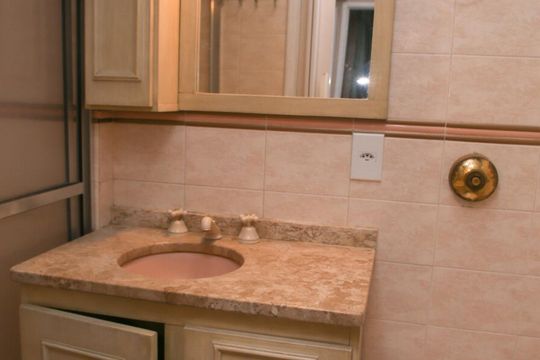 Banheiro 1 de apartamento à venda com 2 quartos, 96m² em Centro Histórico, Porto Alegre