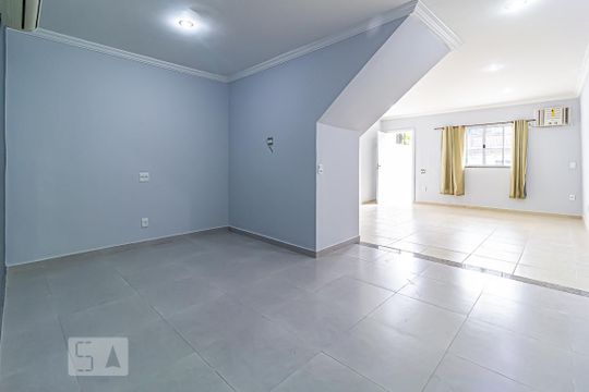 Sala de casa de condomínio para alugar com 4 quartos, 208m² em Jacarepaguá, Rio de Janeiro
