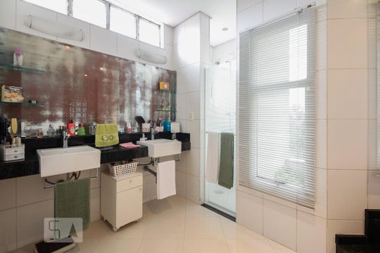 Banheiro Suíte 1 de casa à venda com 6 quartos, 380m² em Jardim Avelino, São Paulo