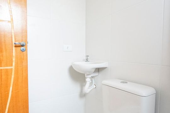 Banheiro social de kitnet/studio para alugar com 1 quarto, 37m² em Vila Aricanduva, São Paulo