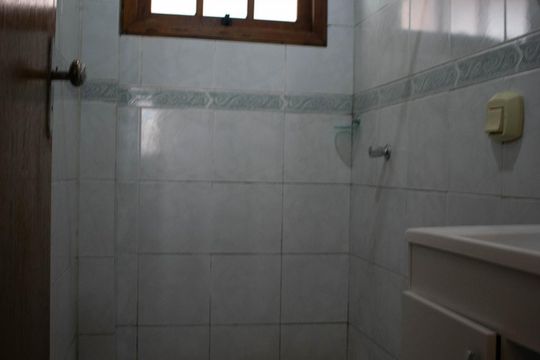 Banheiro de casa à venda com 4 quartos, 100m² em Aberta dos Morros, Porto Alegre