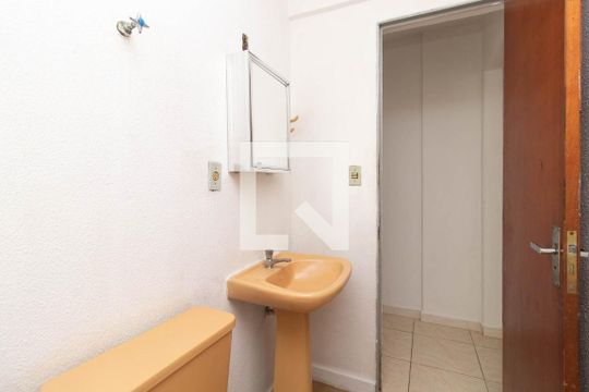 Banheiro de apartamento para alugar com 1 quarto, 58m² em Santa Tereza, Porto Alegre