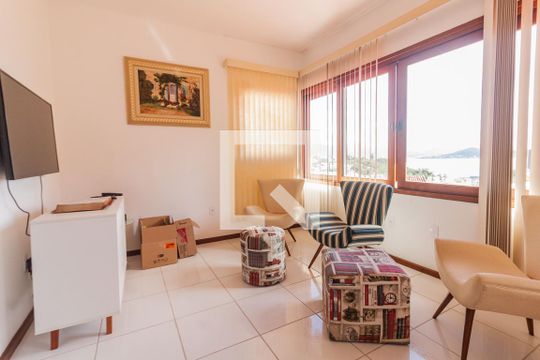 Sala de casa para alugar com 4 quartos, 330m² em Bom Abrigo, Florianópolis