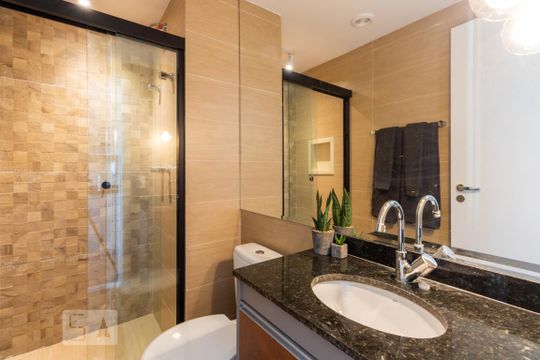 Banheiro de kitnet/studio para alugar com 1 quarto, 26m² em Indianópolis, São Paulo