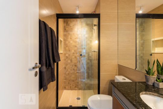 Banheiro de kitnet/studio para alugar com 1 quarto, 26m² em Indianópolis, São Paulo