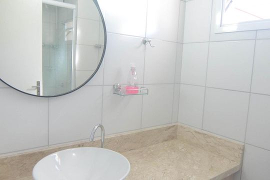 Banheiro de apartamento à venda com 2 quartos, 57m² em Fátima, Canoas