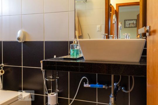 Suíte 1 Banheiro de casa à venda com 3 quartos, 320m² em Alphaville, Santana de Parnaíba