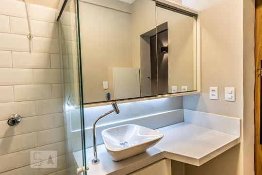Banheiro de kitnet/studio para alugar com 1 quarto, 29m² em República, São Paulo