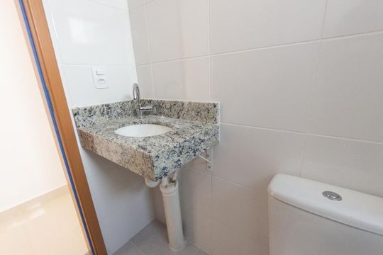 Banheiro  de apartamento à venda com 2 quartos, 42m² em Jardim Iris, São Paulo