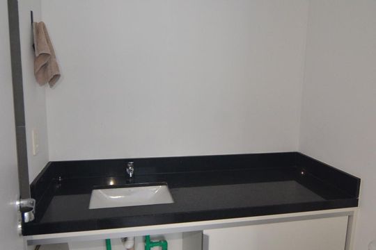 Banheiro de kitnet/studio à venda com 1 quarto, 38m² em Marechal Rondon, Canoas