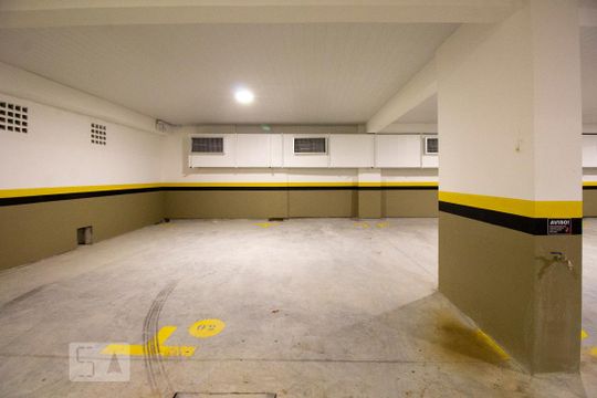 Garagem de kitnet/studio para alugar com 1 quarto, 40m² em Saco dos Limões, Florianópolis