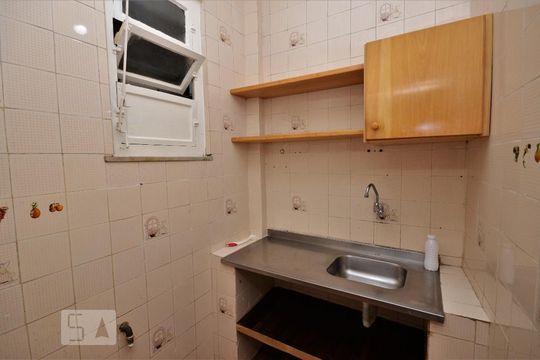 Cozinha de apartamento para alugar com 1 quarto, 29m² em Botafogo, Rio de Janeiro