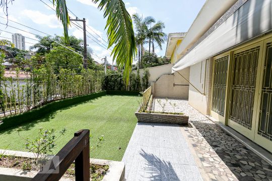 Quintal de casa para alugar com 5 quartos, 200m² em Jardim das Bandeiras, São Paulo