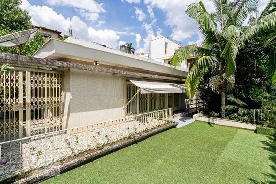 Quintal de casa para alugar com 5 quartos, 200m² em Jardim das Bandeiras, São Paulo