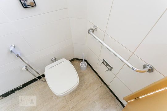 Banheiro de casa para alugar com 5 quartos, 200m² em Jardim das Bandeiras, São Paulo