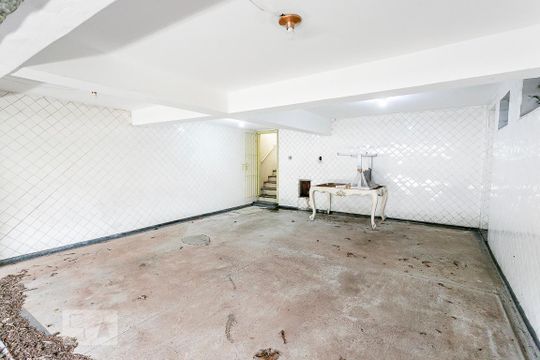 Garagem de casa para alugar com 5 quartos, 200m² em Jardim das Bandeiras, São Paulo