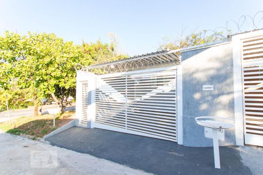 Fachada de casa para alugar com 3 quartos, 90m² em Parque das Laranjeiras, Goiânia
