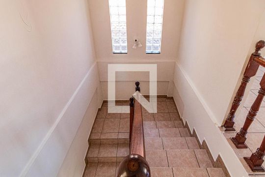 Escada de casa à venda com 3 quartos, 250m² em Ferreira, São Paulo