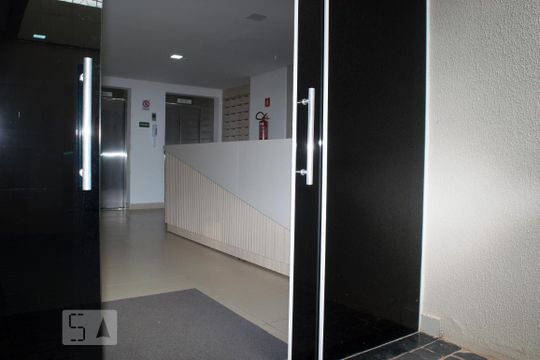 Entrada de apartamento para alugar com 2 quartos, 60m² em Presidente Roosevelt, Uberlândia