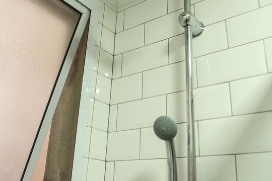 Banheiro de apartamento à venda com 1 quarto, 46m² em Centro Histórico, Porto Alegre