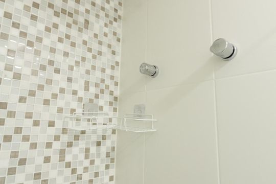 Banheiro de kitnet/studio para alugar com 1 quarto, 29m² em Indianópolis, São Paulo