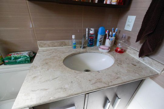 Banheiro de apartamento à venda com 2 quartos, 72m² em Vila Amélia, São Paulo