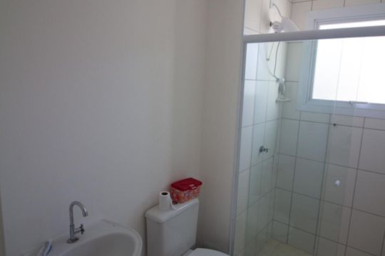 Banheiro de apartamento para alugar com 2 quartos, 45m² em Residencial Santa Giovana, Jundiaí