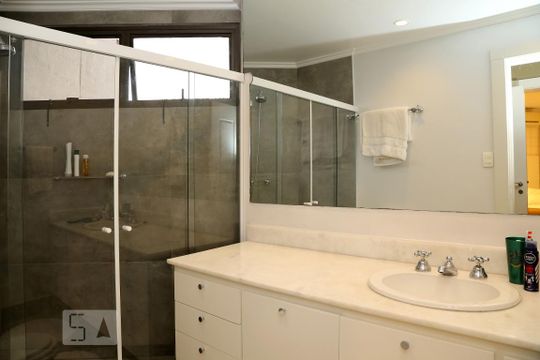 Banheiro da Suíte 1 de apartamento à venda com 3 quartos, 302m² em Real Parque, São Paulo