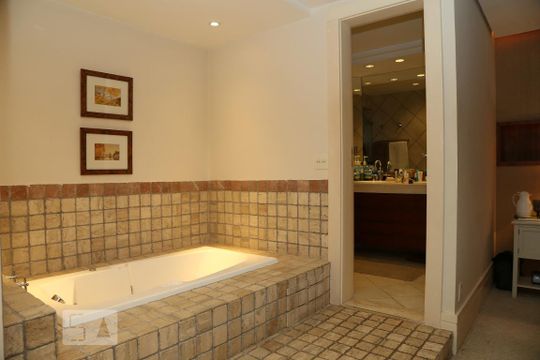 Banheira de apartamento à venda com 3 quartos, 302m² em Real Parque, São Paulo