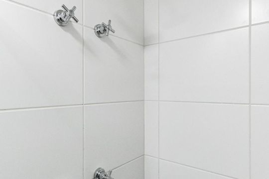 Banheiro de kitnet/studio para alugar com 1 quarto, 27m² em Pinheiros, São Paulo
