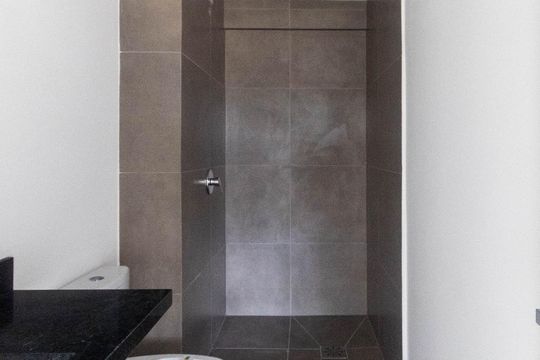 Banheiro de kitnet/studio à venda com 1 quarto, 35m² em Glória, Porto Alegre