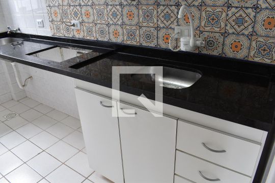 Cozinha de apartamento para alugar com 3 quartos, 54m² em Pinheirinho, Curitiba