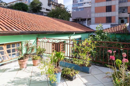 Sacada da Suíte 1 de casa à venda com 6 quartos, 275m² em Vila Anglo Brasileira, São Paulo