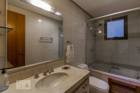 Banheiro da Suíte de apartamento à venda com 3 quartos, 226m² em Petrópolis, Porto Alegre