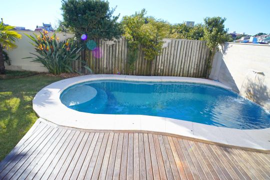 Piscina  de casa à venda com 5 quartos, 500m² em Jardim Itu, Porto Alegre
