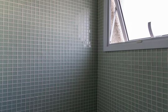 Banheiro de kitnet/studio para alugar com 1 quarto, 30m² em Pinheiros, São Paulo