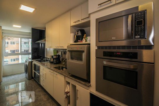 Cozinha de apartamento à venda com 2 quartos, 110m² em Barra da Tijuca, Rio de Janeiro
