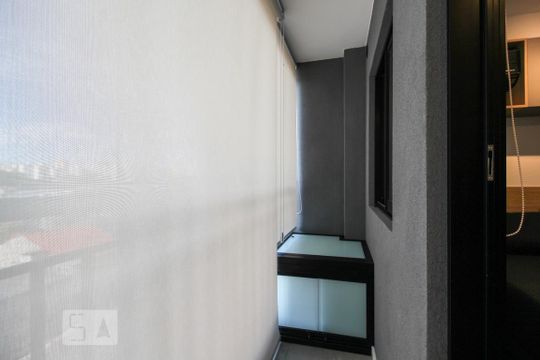 Varanda cortina fechada  de kitnet/studio para alugar com 1 quarto, 26m² em Indianópolis, São Paulo